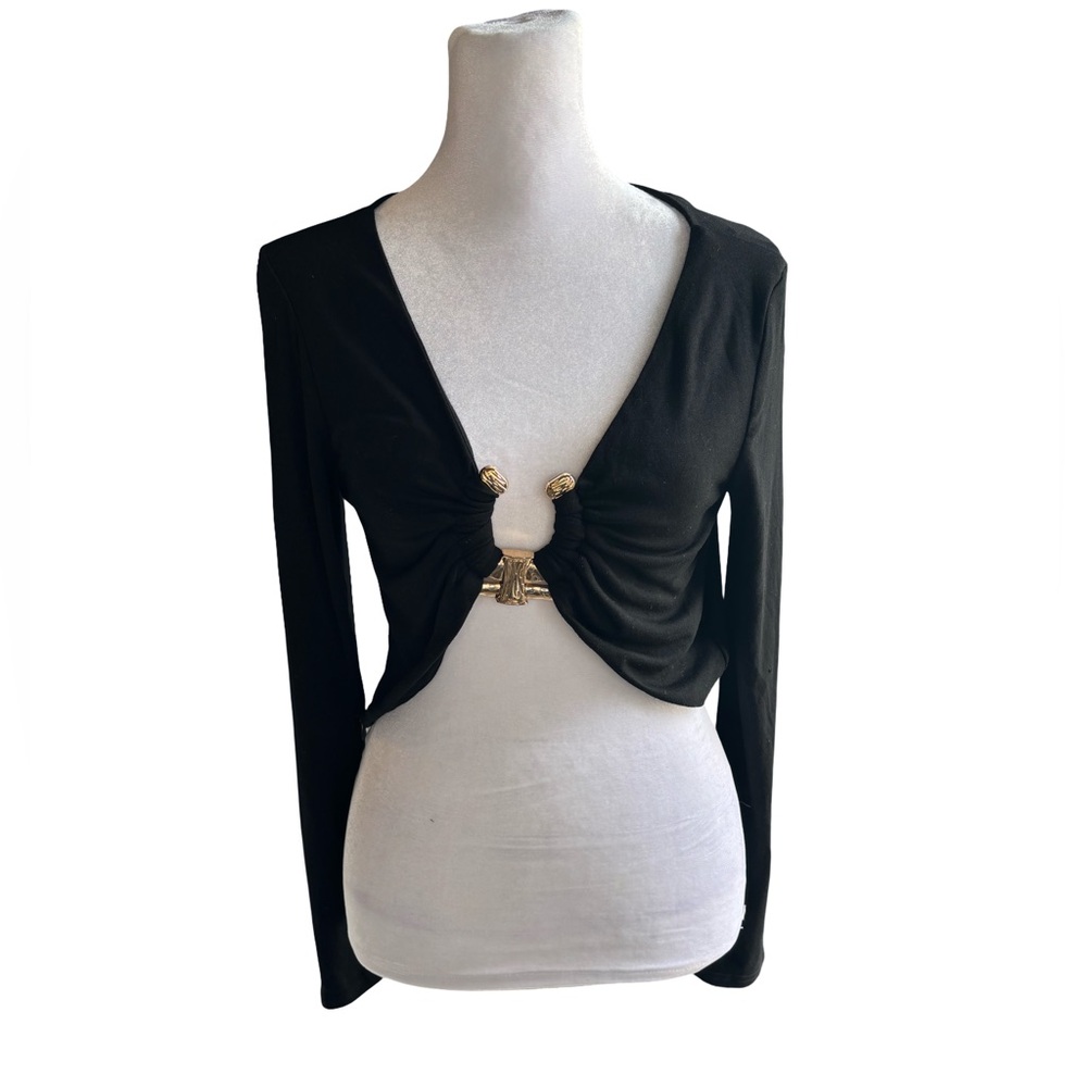 Muy Muy Edgy And Flirty Cropped Top With Large Horseshoe Shaped Embellishment.